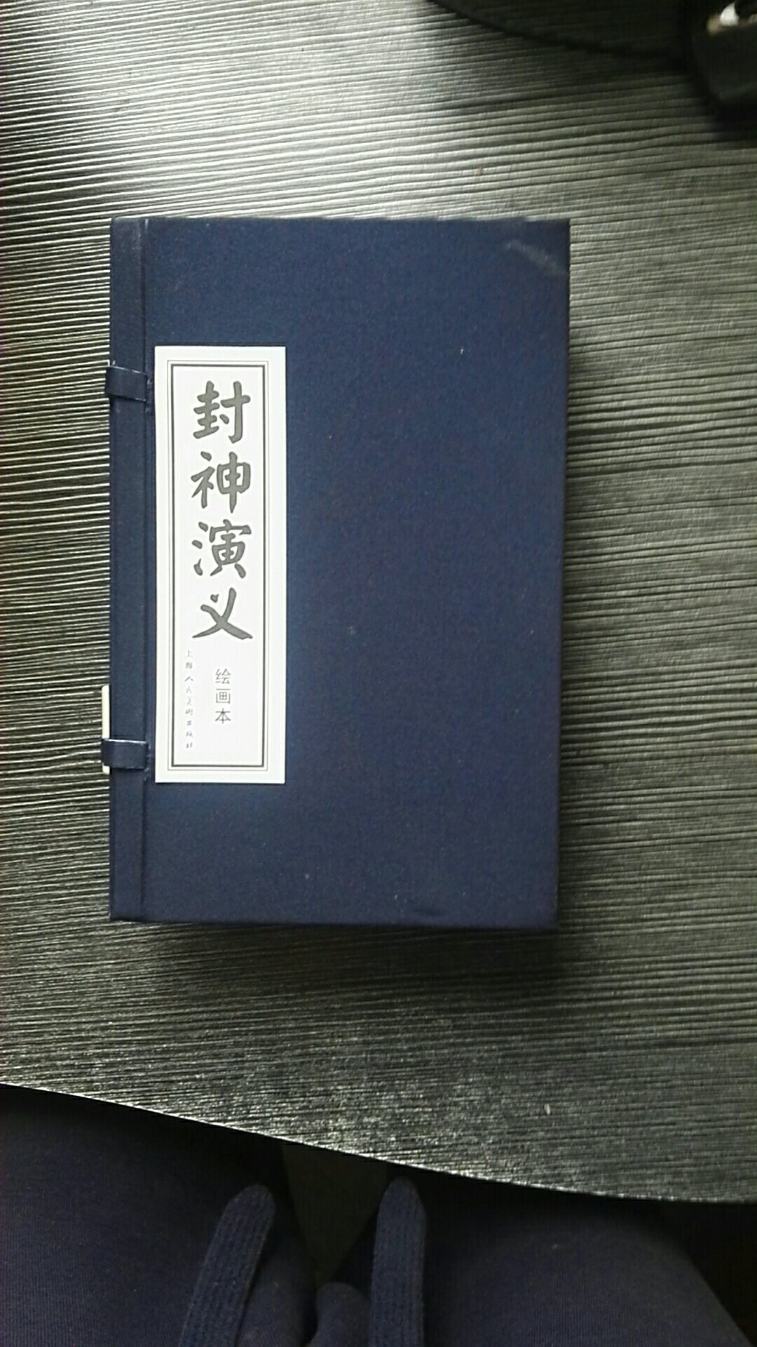 书中给我带来的感受就是如果空有一副美丽的皮囊,内心却空虚,是很可悲的,一个人变成这样到最后,自己也是厌恶自己的,可悲的是当自己意识到自己是丑恶的时候,我们却已深陷泥潭无法自拔了,所以道林最后才用死获得了解脱。另外,青春固然可贵,但我们不用不顾一切的去追求,它早晚都要溜走,每个人也曾拥有过,青春在的时候该做一切以后不会后悔的事情。我倒不认为年轻的时候一定要轰轰烈烈的爱过恨过,没人规定要这么度过,如果我们能常常喜爱身边的人或事物,注重修养身心,时常与好的朋友来往,这些小情调以后回头看也觉得不虚青春了。最后我发现这本书翻拍了电影版,强烈建议不要去看,剧情被改的很多地方都不对,纯粹是为了电影情节发展的需要,没有尊重到原著,而且电影只叫道林格雷,都没敢和书同名,看来导演也是心虚的。最重要的是,我觉得道林格雷应该比电影男主再好看十倍,长相具有贵族气质,拥有傲视一切的十全十美,看这本书的时候,脑子一直想的是阿沙·巴特菲尔德,以下附图。最后这本书官方的评价很多,这里只是谈一点现有的看法。