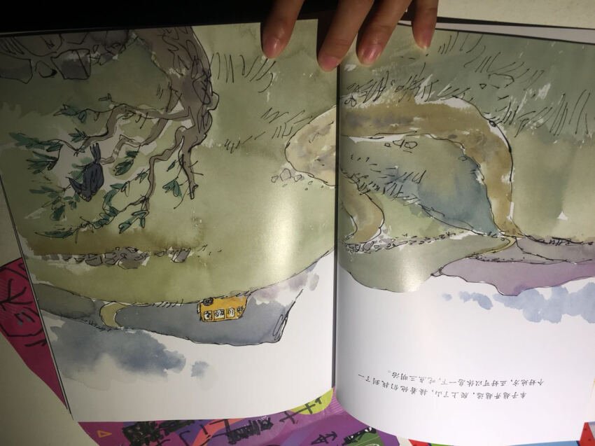 影响两代人的睡前故事经典,入选日本图书馆协会及全国学校图书馆协会推荐书目 彭懿译日本图画书大师代表作深见春夫是一个好玩的老小孩,所以他懂小小孩的那点小心思。在他精心构建的想象力王国中,有神奇的飞天大面包,有随时随地可以搬家的房子,有爱捣蛋会72变的猫咪,有喜欢吃淘气孩子的怪兽云,有在天空中自由飞翔的鲸鱼,有会在水里跑的鲸鱼汽车……这是属于孩子们的天堂!深见春夫的这些睡前故事十分符合儿童睡前皮层反射及发育特点——开头惊险刺激,中间热闹有趣,归于平静……在日本学界有较高评价,被誉为“不仅是美好一天的结束曲,更是开启孩子美梦的金钥匙”。