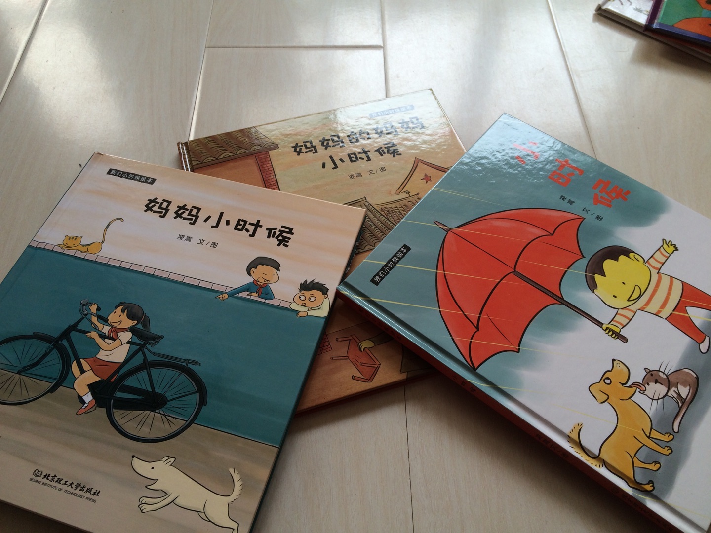 已收到书,制作精良,图片优美,三册一套书。这套书讲的是妈妈的妈妈,妈妈和我小时候所发生的有趣的故事,可以让孩子了解到传承和亲情,所以很喜欢这本书。快递员送货上门工作认真,态度友好热情,值得称赞。
