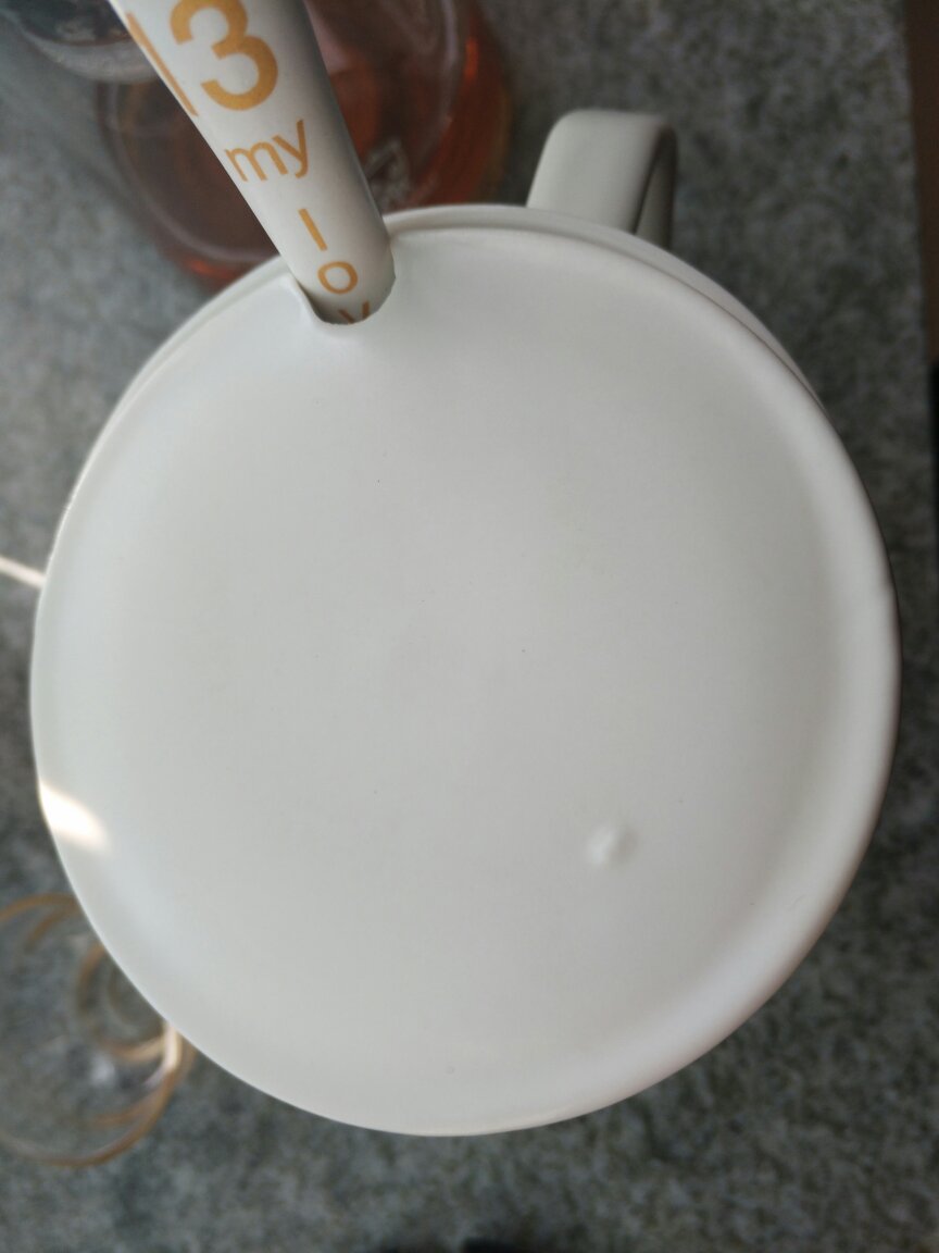 真的,我本来想一个星都不给……我想问一句,瓷魂的杯子,最近都怎么了???做工差到了极点!!看图吧,杯子设计有一个缺口的,这个缺口,真的是缺的,做工很粗糙,还不可以正好放下配套的勺子…商量不要跟我说勺子应该是抬起一点点!!我之前买的黑色怎么不见是这样呢??对比一下哈!看看黑色是怎么样的!!黑色杯盖360°无死角,这次买的白色却是360°哪里都不好………能给我一个解释吗??上以来第一次差评!!我真的服气了……不给我一个解释我就退货了!!第一次你们给我寄个坏的来,好了不说了我直接换货,证明我还是相信你们的…第二次你给我换来的杯子竟然是一个粗糙的,有缺口而且缺口不平整甚至是有裂纹的,杯子盖盖不上的??我一开始以为是配送的途中经过很多人手,不小心给我摔了…后来我想想才知道,根本就是你们厂商的包装太垃圾!里面的这一层泡泡膜竟然都是扁的!是你们哪个员工想要发泄了,就把泡泡膜都摁破了???那为什么要我们这些买家来给你这样的厂商买单???
