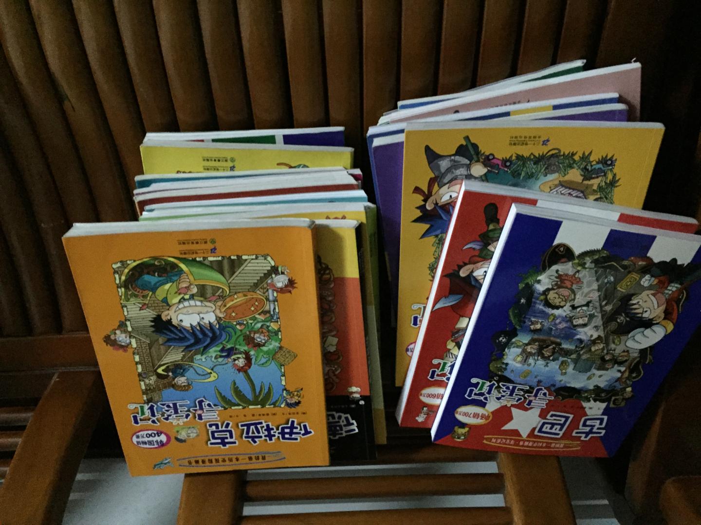 寻宝系列已经买了差不多30本了,说起这个系列绝对有故事。五年前,参加一次活动,其中有一个换书的环节,儿子看到一本《寻宝记》,很喜欢,本来正好那本书应该是儿子的,后来有个孩子作弊,活动主办人就把书的顺序打乱了。儿子没有拿到那本书,很伤心。有一次活动买了当时的一套16本。自从买了那套书后,就不看别的书了,一气之下就把书收起来了。儿子经常偷偷地看。有一次和儿子聊天时,他说了一些事我根本不知道,一问才知道是《寻宝记》里看的。那时我才发现,儿子通过这套书了解了一些世界史知识,就不再反对儿子看,并陆续买了一些。每次买老师推荐的书时,把《寻宝记》作为固定凑单书目,到现在已经有五年多了。《寻宝记》绝对不是单纯的漫画,买了《古巴寻宝记》后,我试着建议儿子看一下世界通史,他居然爽快地答应了。总之,这是一套趣味性很强,孩子会反复看,绝对是一套值得收藏的漫画书。