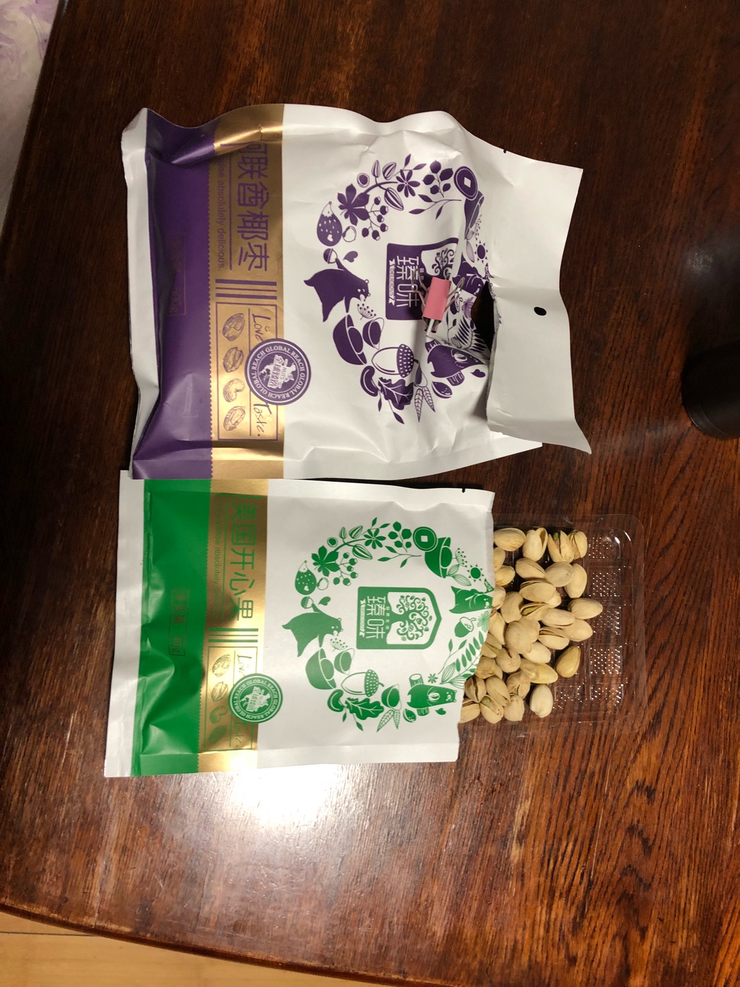 打开了椰枣和开心果,椰枣像是腌制的很甜,开心果颜色发黄色泽自然,味道正