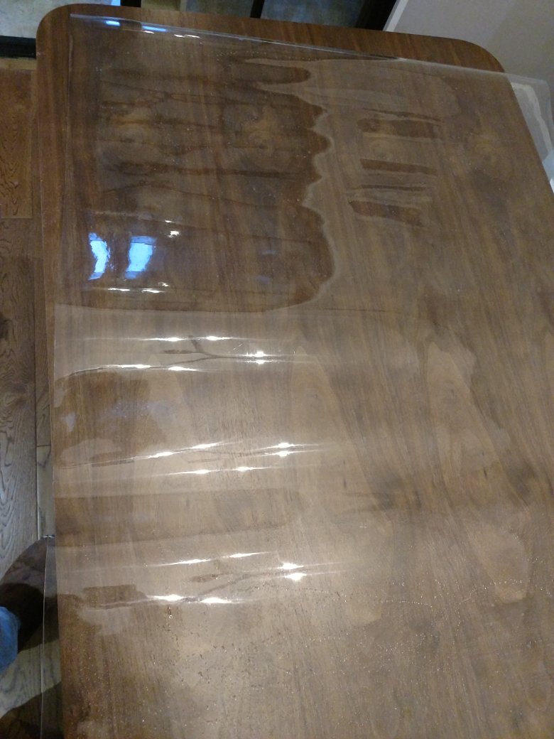 东西不错,物流很快,怕桌子砸坏买的垫上面,还挺厚,边角要自己修剪。
