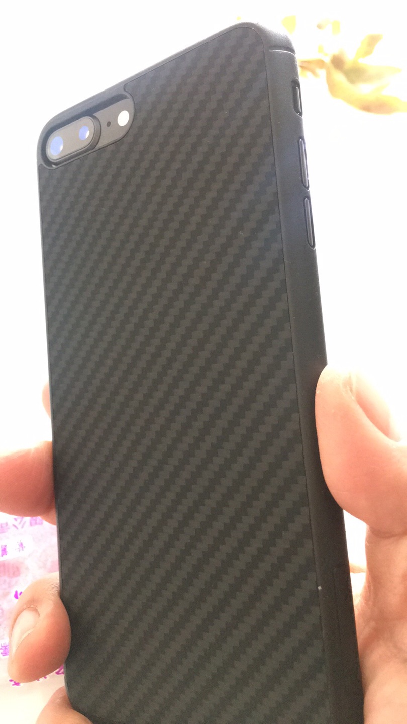 这个手机套感觉一般,周围一圈比较脆,容易破,背面不错手感还行,总体来说不值这个价位。