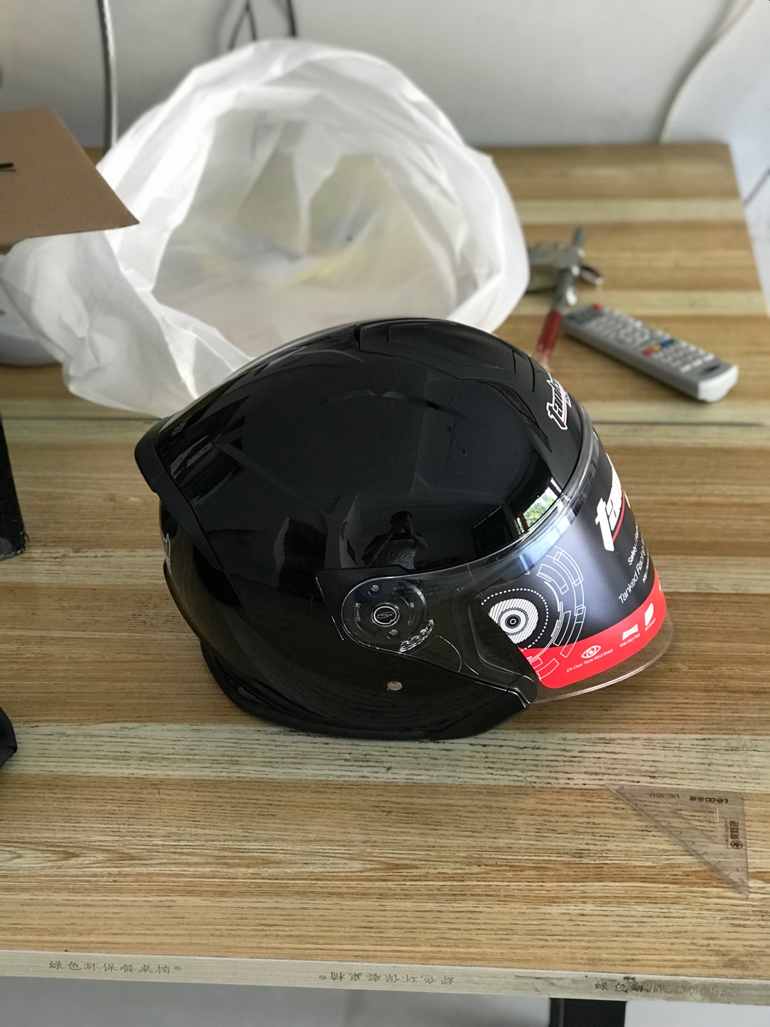 大小合适,看起来很结实耐用,戴上以后挺舒服的。双镜片,再强的阳光也不怕刺眼。