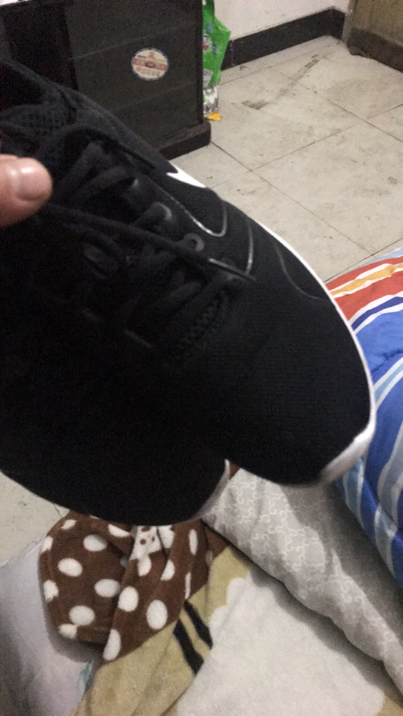 这个鞋不知道是不是真的耐克,不过穿在脚上挺舒服得。快递也挺快得!