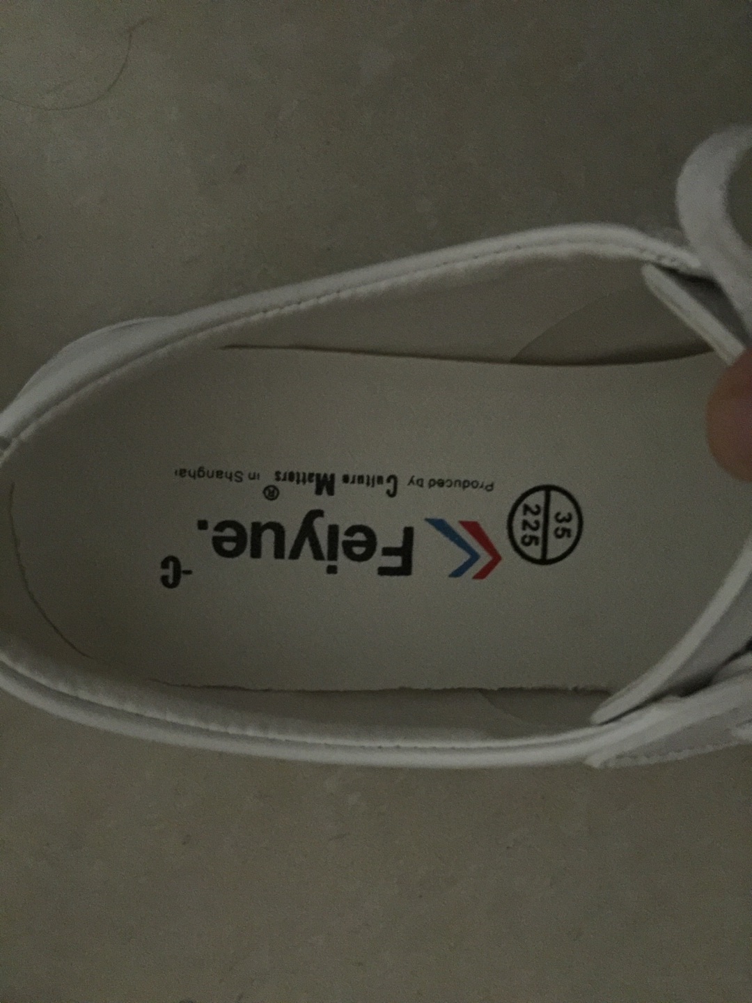 小朋友喜欢白色的,买回来大小合适,穿上很漂亮