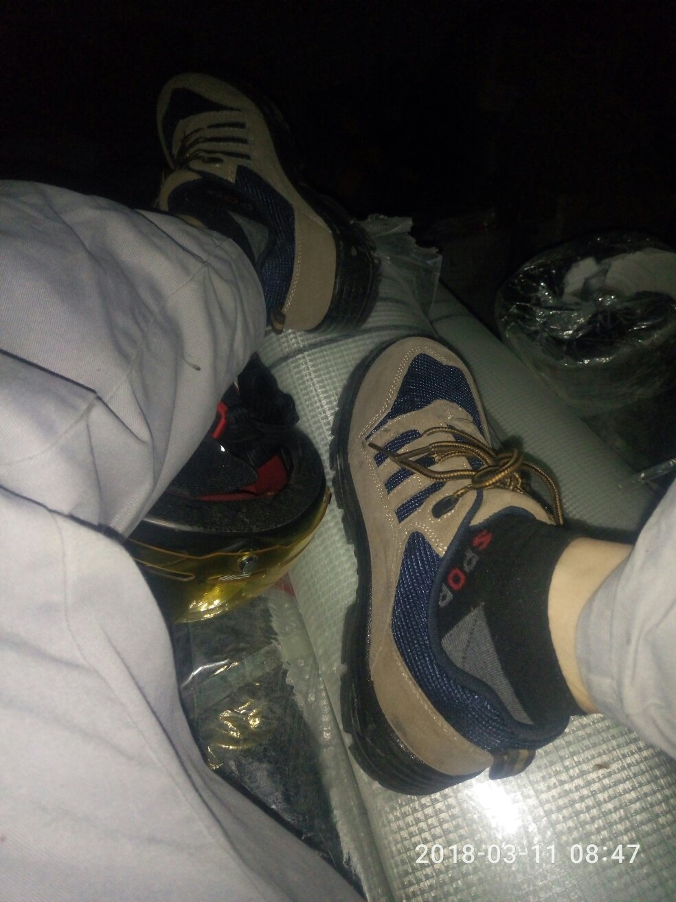做工真的好,一点残胶和线头都没有,码数大了,换货非常迅速,内衬厚实,穿起来舒服,良心鞋