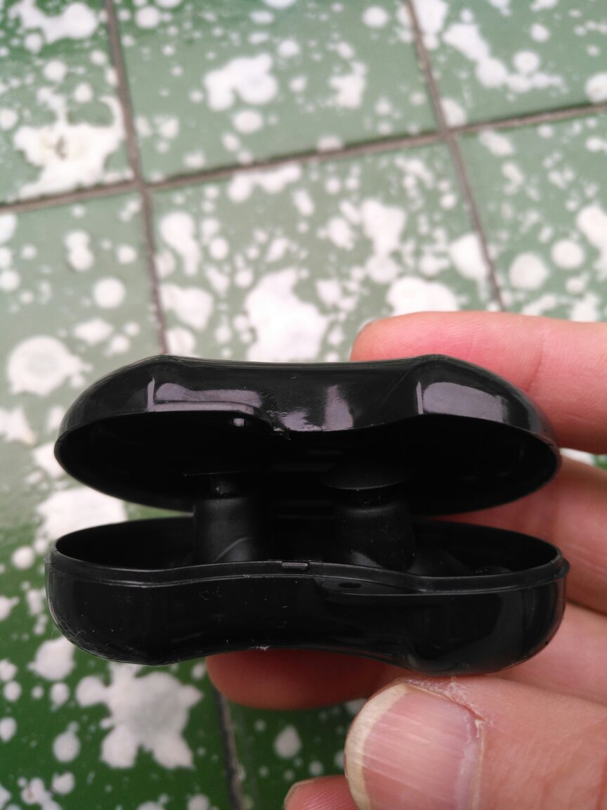 耳塞今天试了还可以 质量一般 盒子一直关不上的 ,希望厂家以后提高配件的质量!