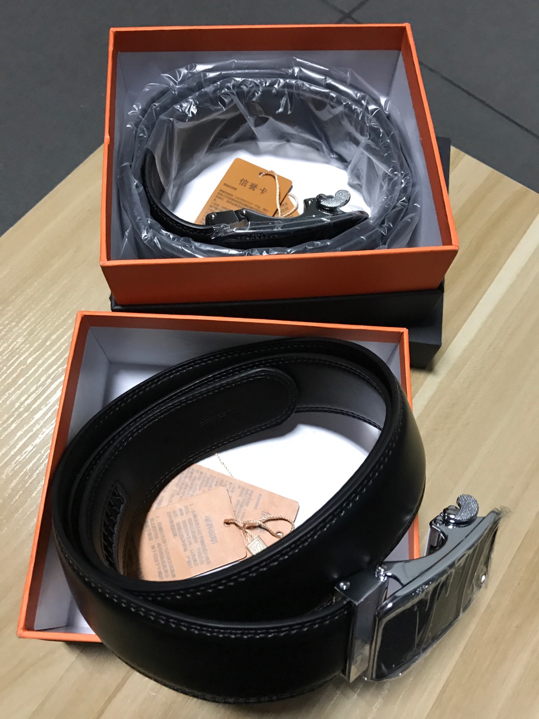 包装上面一层灰,能不能发货前擦一下,里面的皮带一般吧,还一下子买了两条,郁闷了,凑合着上班用还可以。