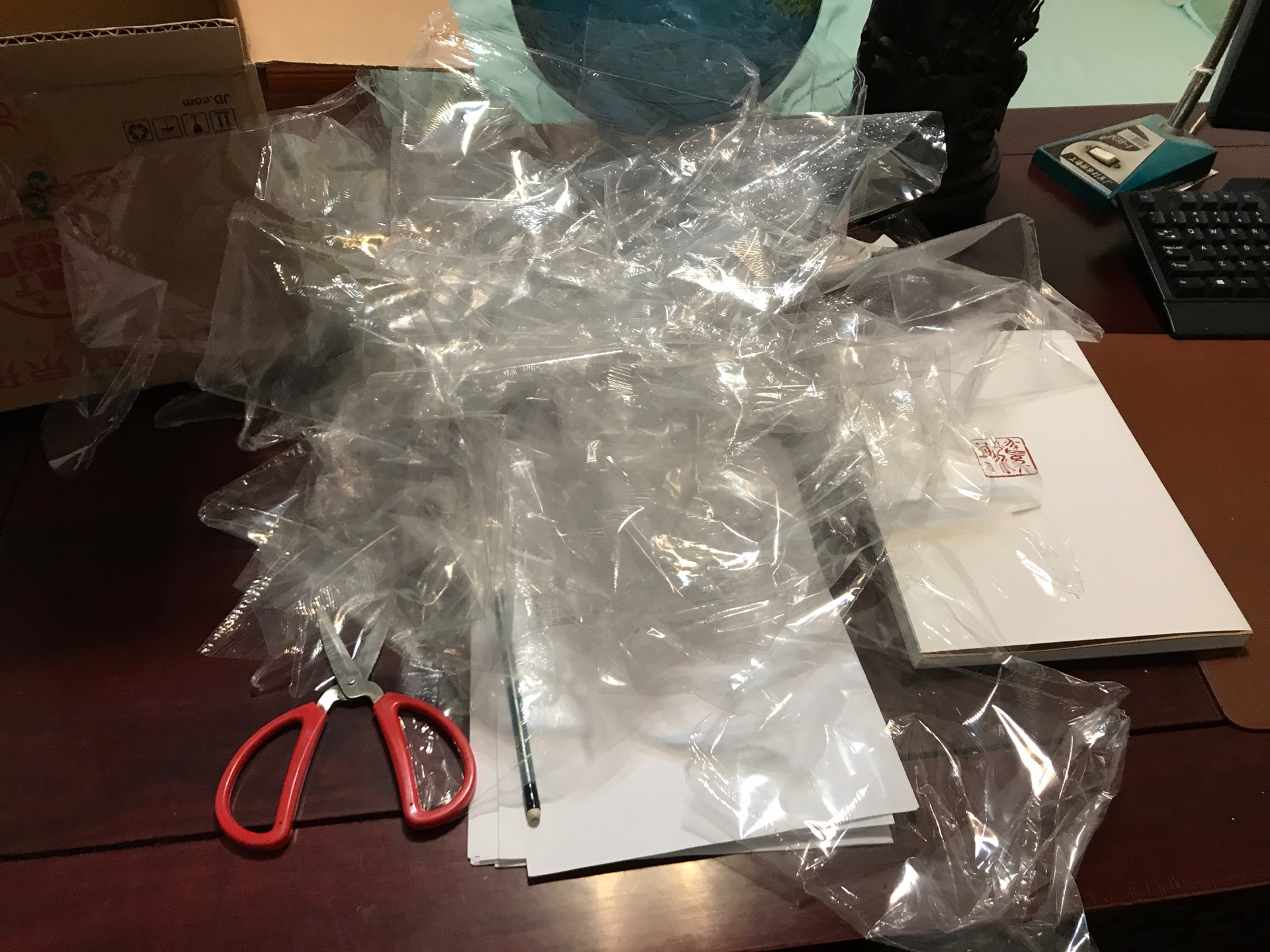 2套书,儿子都很喜欢,特别是贝尔,他平常就喜欢看动物世界大真探荒野求生这一类电视。寻宝记真的好多好重,关注整套的好久了,还是只有单本的,拆了好久,手都酸了。