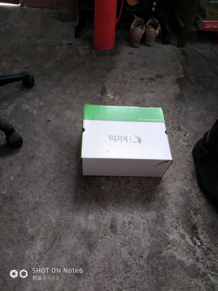 给小孩在网上买鞋真的难,怕小又怕大小了穿不了大了穿得不舒服,有自营这么好的服务才让我买的放心,开始我拍38码,怕大了又取消拍37码,经过测量儿子的脚快递员送到决定要38码,儿子试穿很合适,感谢快递员给我换38码,也非常感谢这么好的服务。