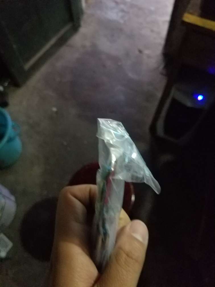 第一次给差评,真心接受不了,先说说东西吧,第一次发货只给我发了一半,而且东西变形了,自己弄了下觉得能用也就没在意了,东西比车子窗边要宽,补发过来的完全变形不能用去申请了售后几天了就像石沉大海,再说说快递比较过很多店才下的单虽然比同类商品贵许多还是买了这家店,就是觉得自营商品快递比较快,结果韵达送过来的,这怎么个情况,受够了对真的失望了