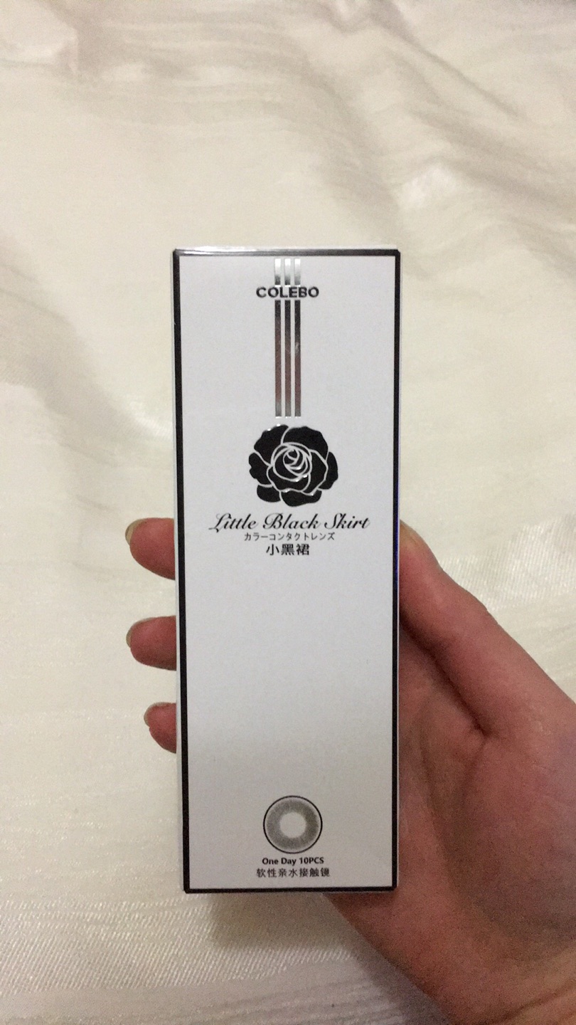 这款美瞳颜色特别漂亮,拍日系写真的必备品,一盒10片的价格非常划算,包装也很精致。