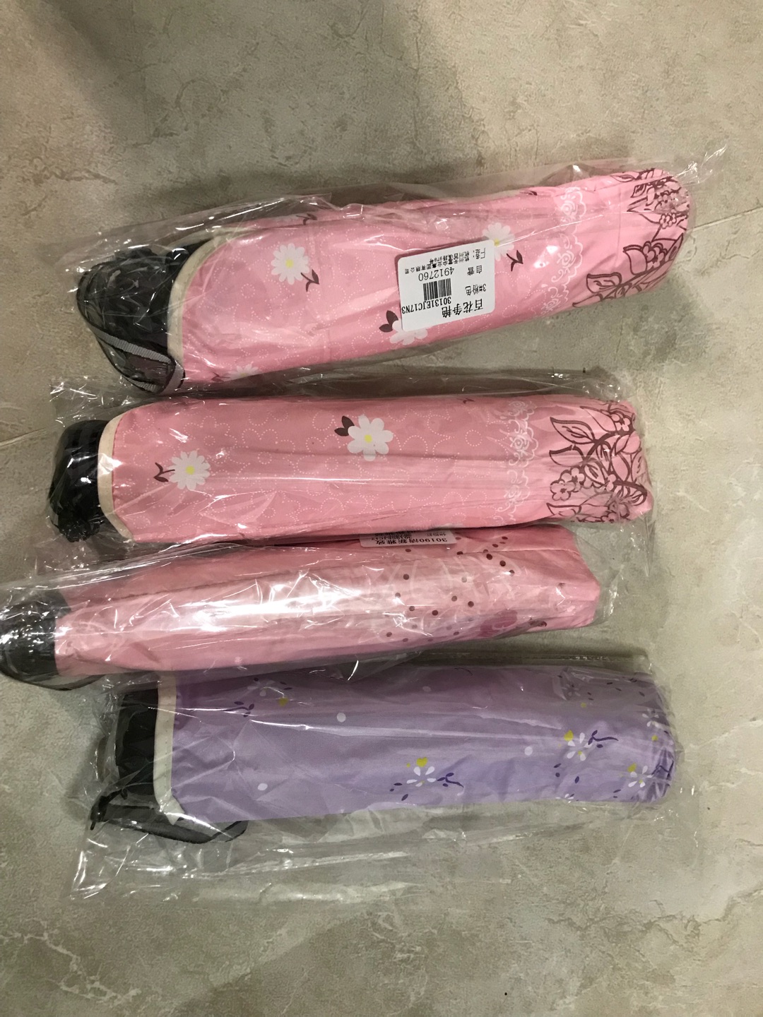 活动时和同事一起买了6把,价格便宜,晴雨两用,就是小了一点,也不算轻,放单位应急还行。物流速度超级快,赞一个!