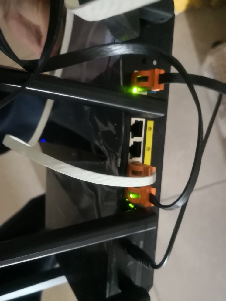 刚健雄浑,基本没有声音,信号比较强,底部散热很不错,设置也很简单,最高能用微信关机