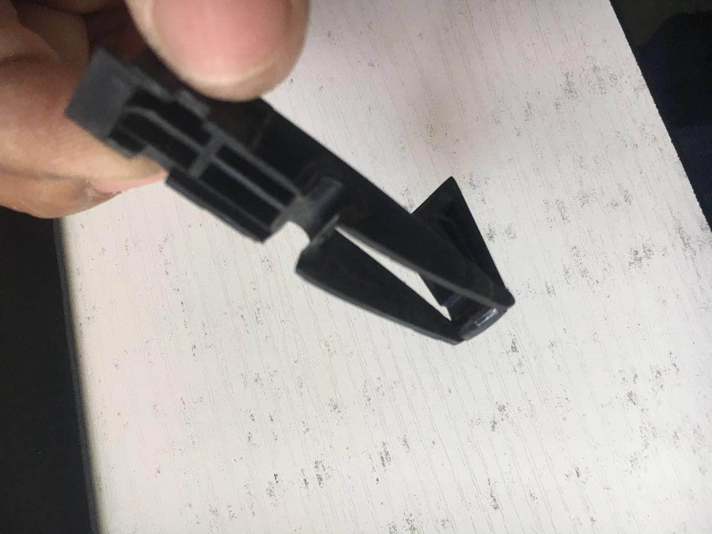 发个使用过的也就算了,而且还是坏的,卡子头折了,并且密封袋里没有折的卡子,一看就是使用过的,而且雨刷片外观特别脏,我以前就是搞汽车配件的,一看就是使用过的,你发个库存货都接受,竟然发个使用过的而且是坏的。太垃圾了,次的不能再次了,我现在是做电商的比较体谅做电商的不容易,买了那么多东西,只要说的过去就没给过差评,但是这次实在是气的不行不行的。退款麻烦,懒得退了,但是必须差评!!!一星是为了快递员打的。