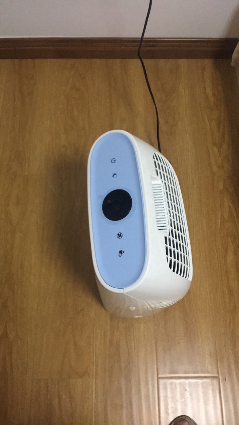 不错,刚开了一会,滤网上就有吸附的脏,看起来还是有效果滴