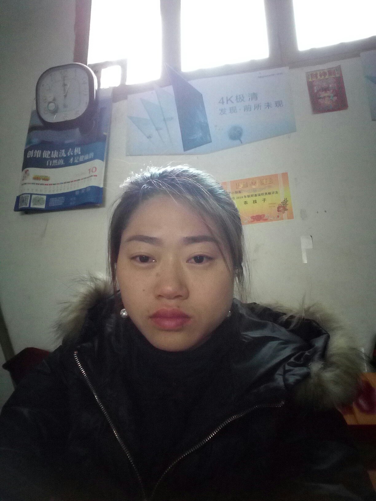 刚到货就试戴了一下,挺好看的,质量还行。还配的有消毒湿巾。镜子。