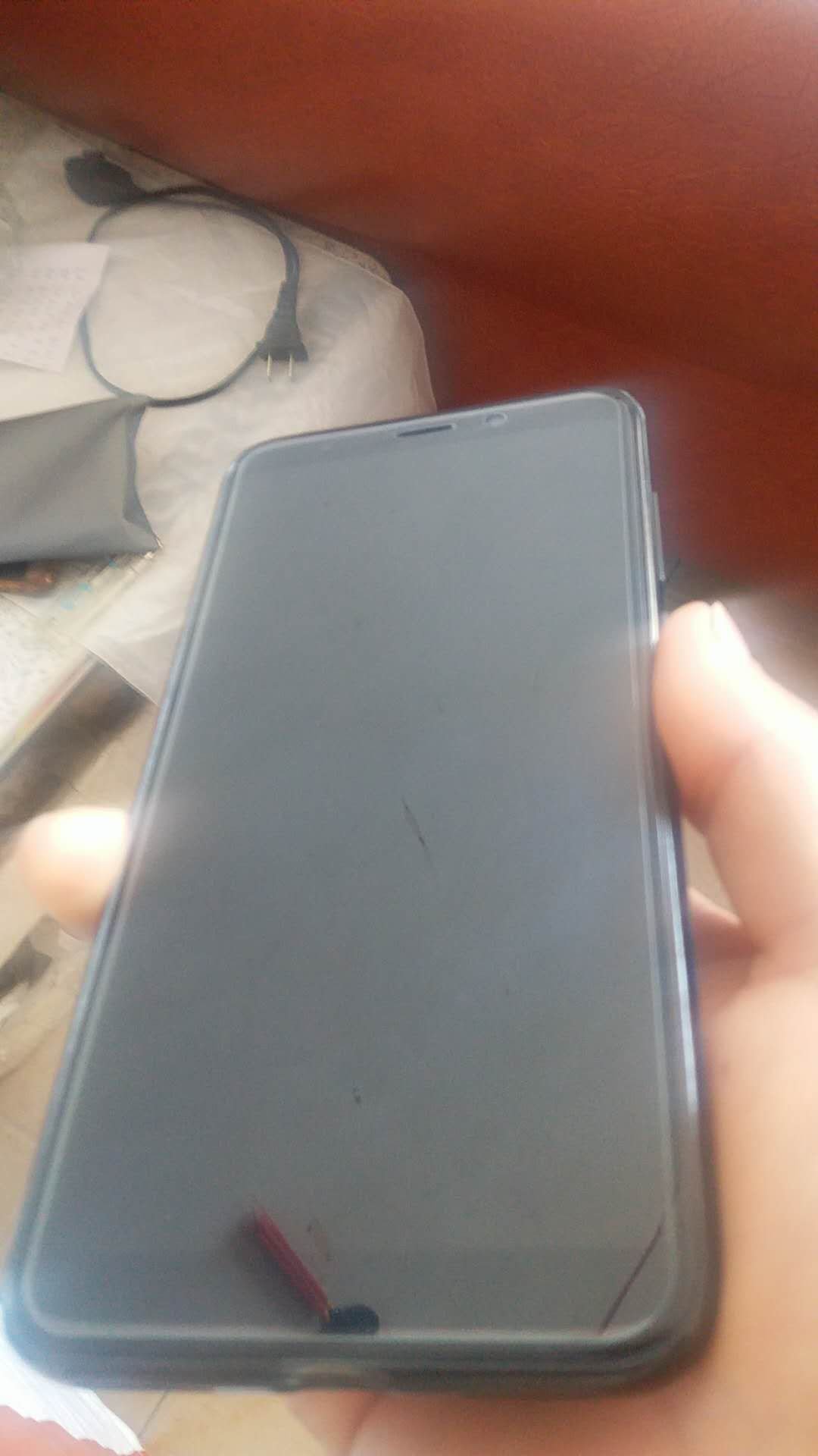 首先,膜的尺寸跟屏幕不匹配,小了,再就是贴不严实,白边,再就是,我买的自营的,前天晚上下的单,今天中午才到货,什么时候自营的快递这么慢了?