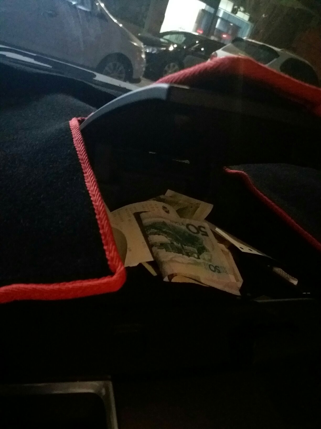 才买不久,没粘性了,开车路上这个垫直接飞下来,差评,这种东西根本不值这个价,十块都嫌多了