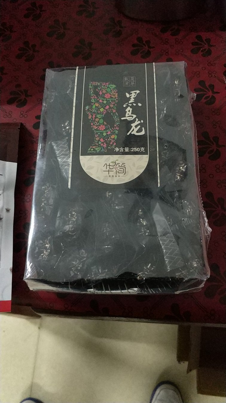 第一次喝这种黑乌龙茶,有一股含油的焦香,有点类似咖啡的香气。
