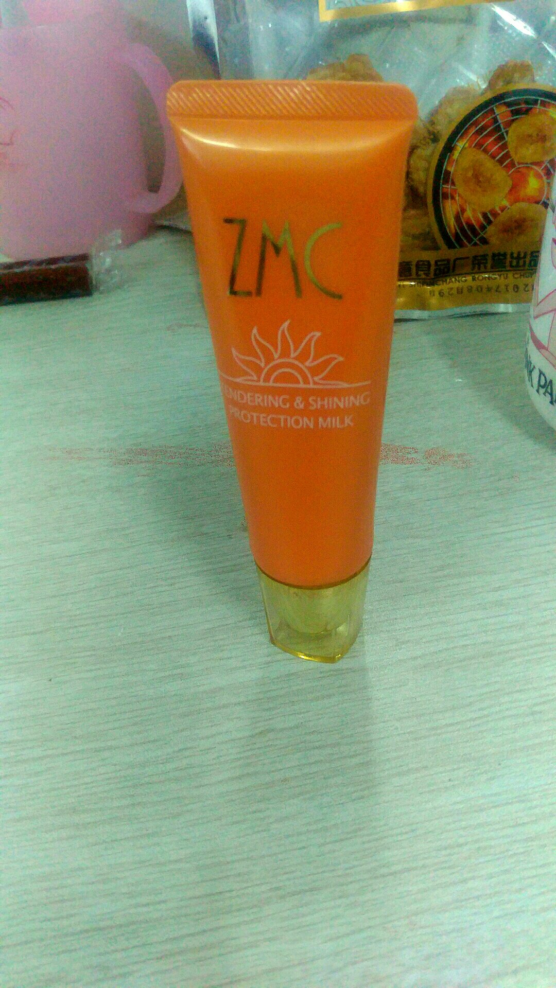 这个是防晒乳,涂在脸上增白效果一般