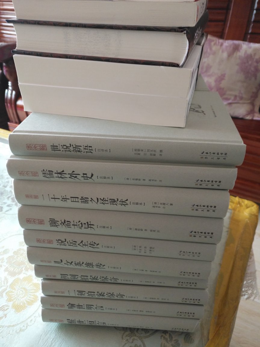 先说书,非常不错,正版,装帧精美,字体大小合适,印刷清晰,非常不错!再说包装,一堆书放在一个纸盒里,没有任何包装,更不要想泡沫垫之类的,实在难以忍受!