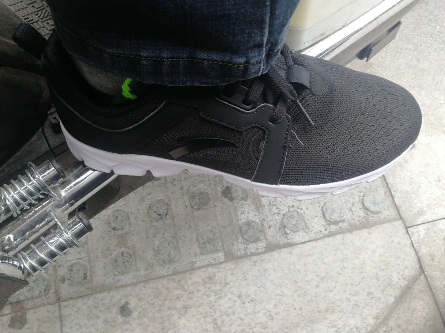 买起第二天就开始穿了,感觉舒适,看耐不耐穿再追评...