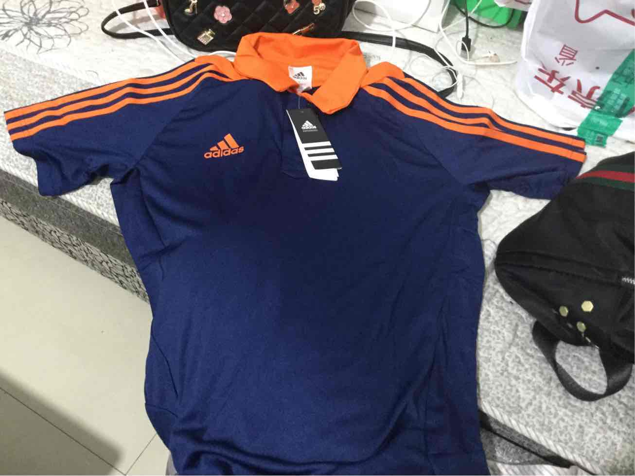 尺码合身!颜色也挺好看的!快递小哥服务态度不错?!