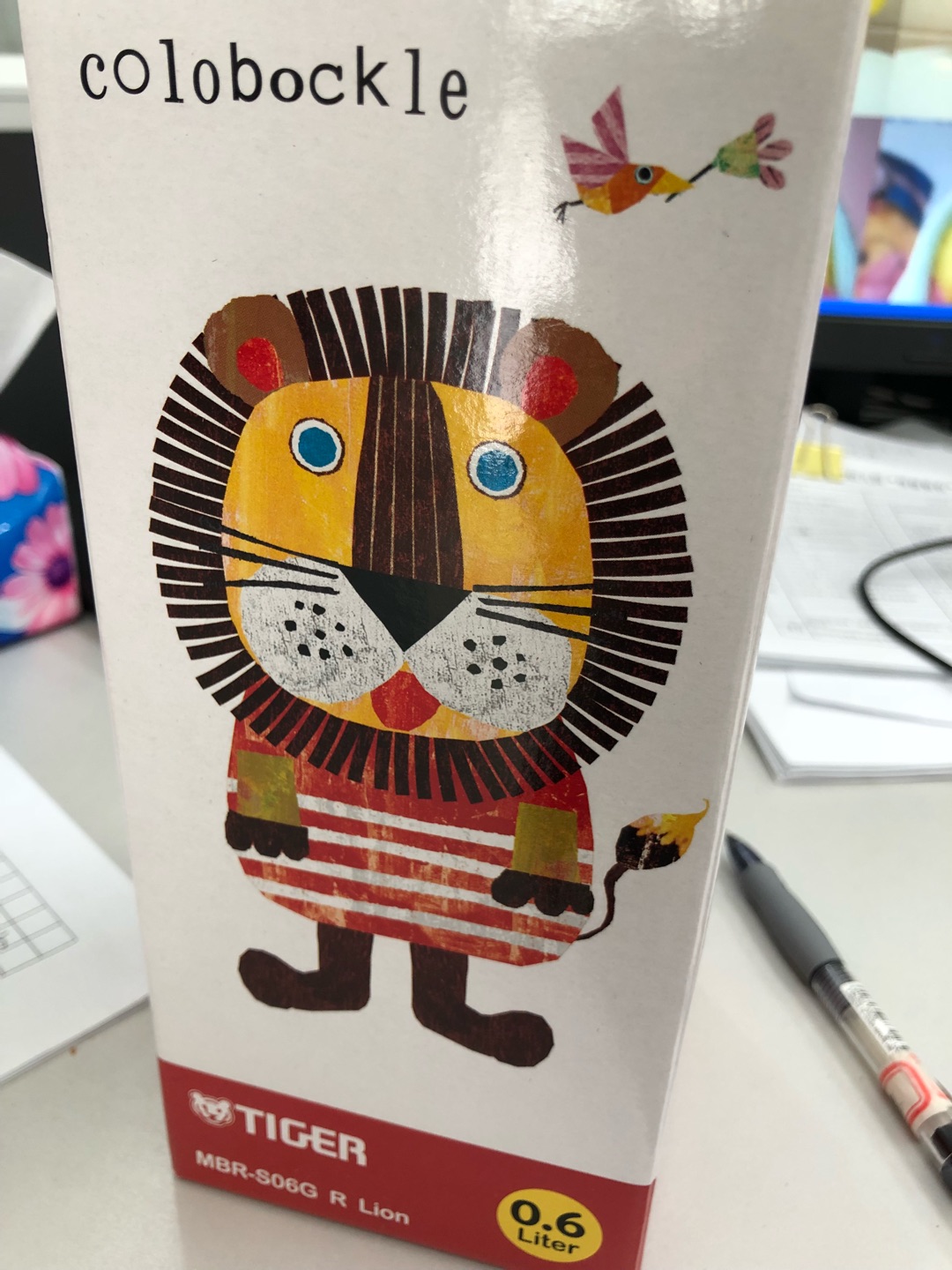 好像孩子们都爱用这款杯子,出门容易撞杯啊,呵呵。杯套是刺绣的,杯身上的小狮子是贴上去的。两用的,含吸管和水杯,很方便,搞活动买的,挺合算,就是税费有点贵
