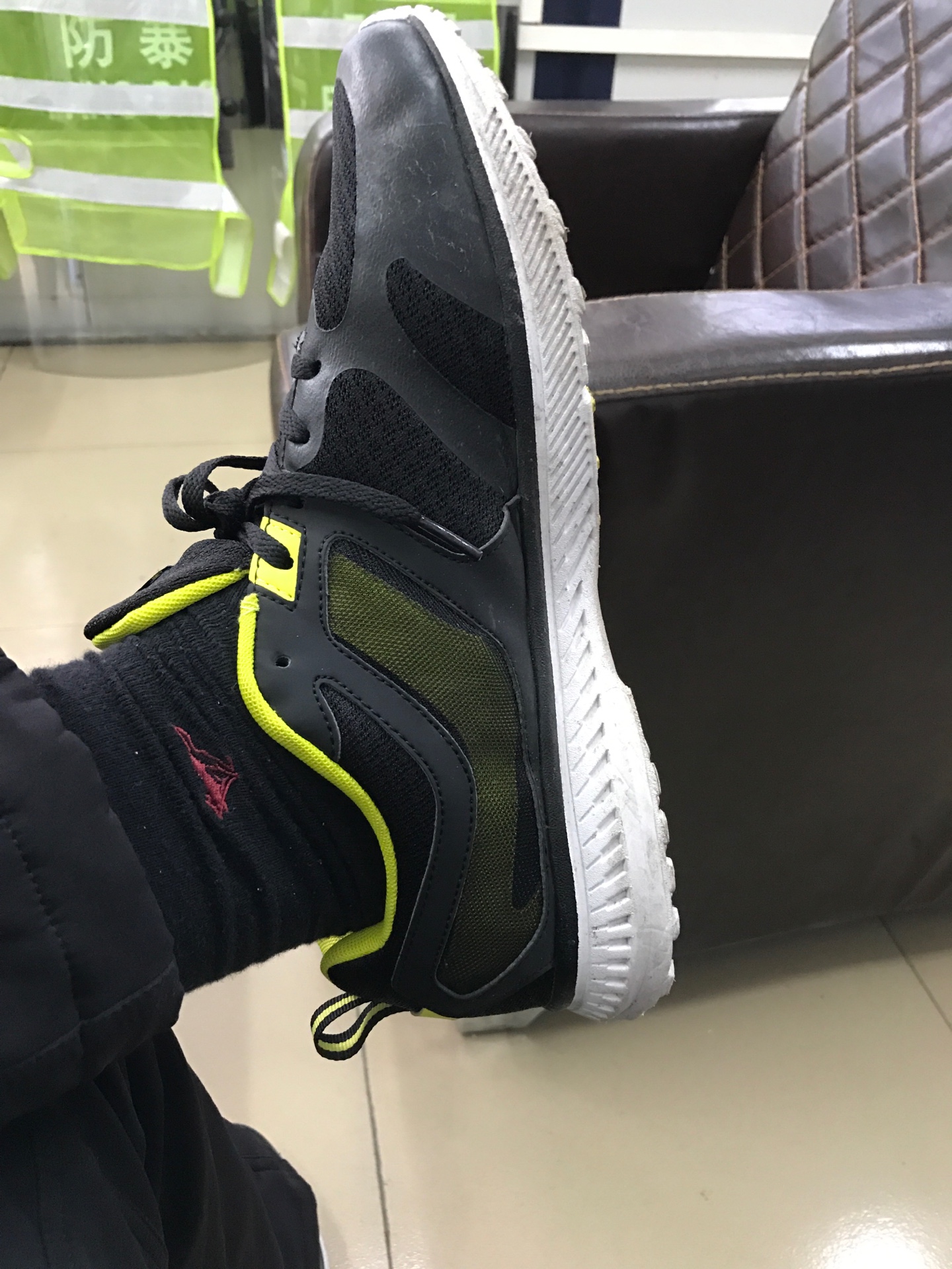 不错,轻便。出街休闲穿搭风格。就是商城购物方便快捷。