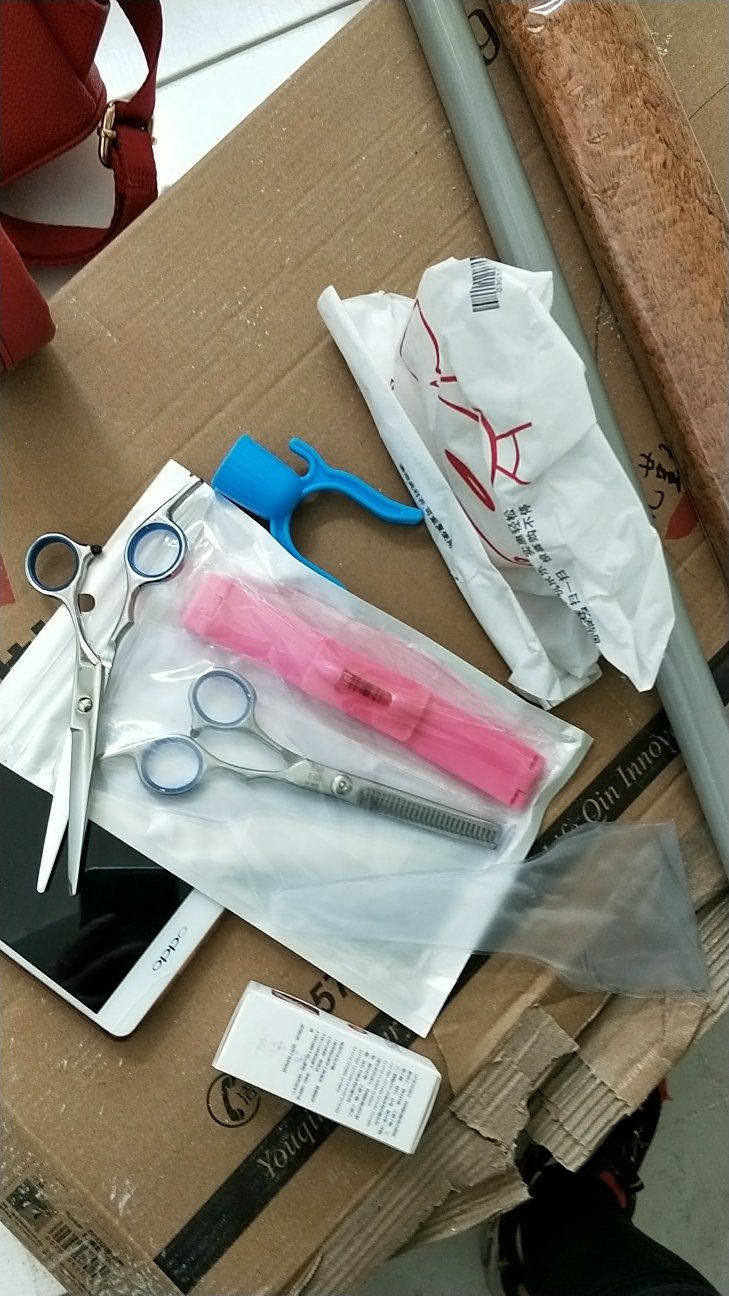 试了一下,感觉还挺快的,用起来应该还不错做工看起来也还是挺细致的。只是感觉这上面不是很干净,有一点脏脏的。