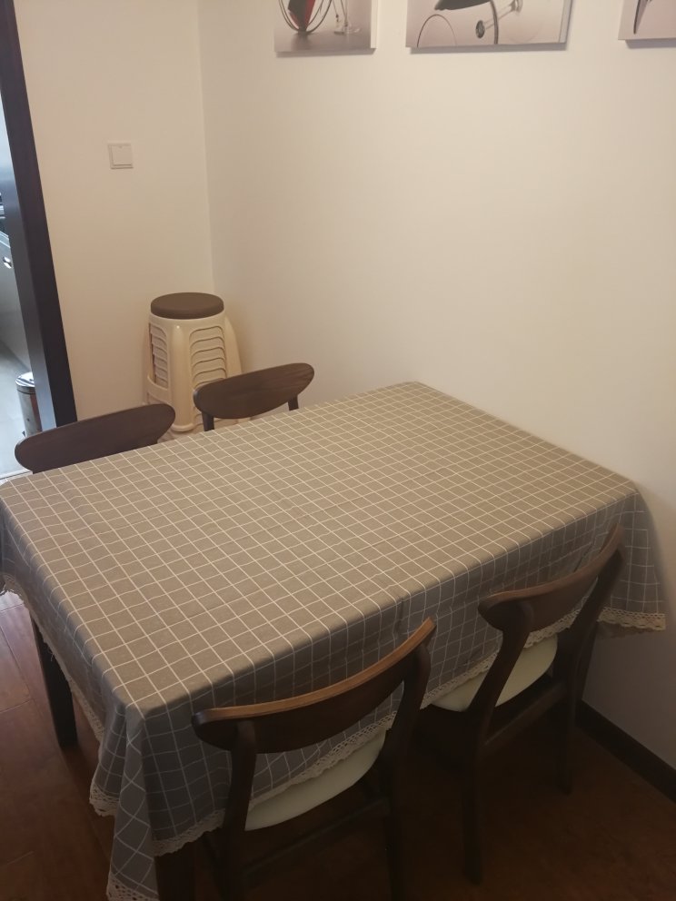 质量还好,也比较美观。但是不防水,不防油,不适合做餐桌布
