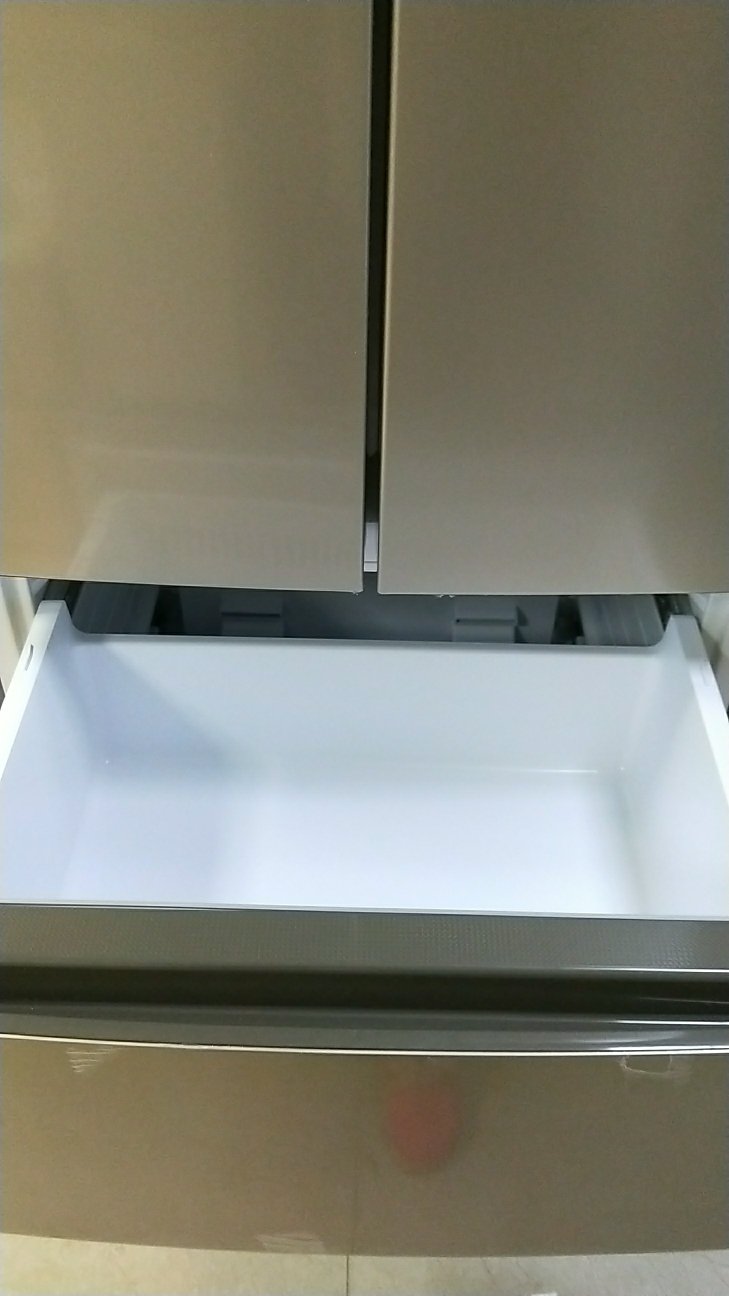冰箱冷冻没有饺子格,问客服一个劲的只说没有本来就没有,再问为什么评论里其他人有?回复是现在没有,只能给差评了,但是物流快递师傅很不错直接帮我们送上八楼的没有电梯,辛苦快递了!