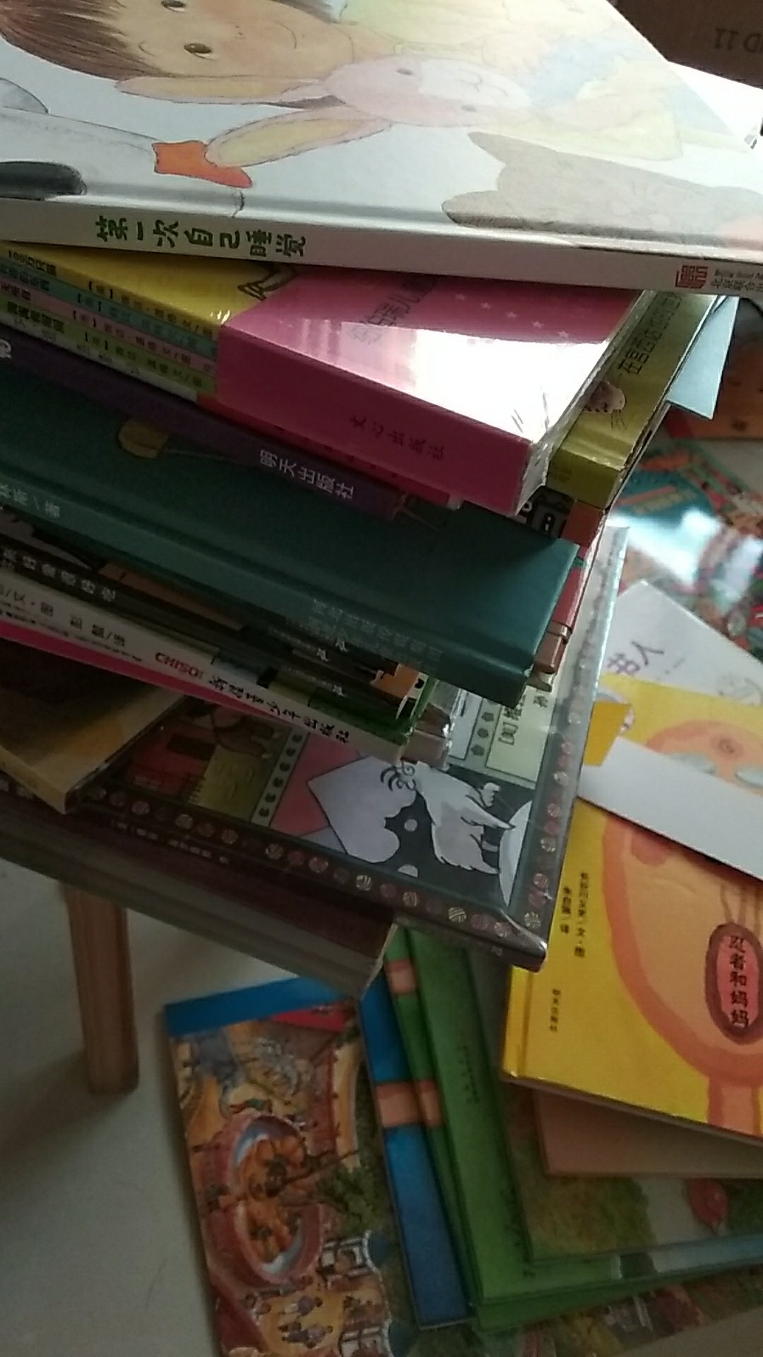 刚拆封就来评价了,这次买了很多孩子也爱看,总体来说质量都很不错,包装大部分都很好,也有几本书塑封皮被拆了强迫症心里有点不舒服,但是也不影响还是新的。总体都满意,尤其觉得快递员服务是不错。