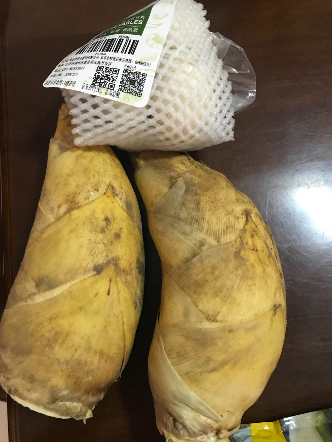 百合还不错,真空包装可保鲜,冰箱里放几天也没关系,外面的老瓣已经剥去了,看上去干干净净的,但愿芯里不要有焦黄边。