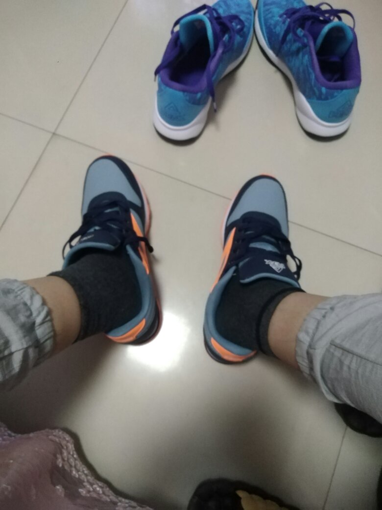 一下买了两双,做活动,价格很优惠,篮球鞋还不错,这双休闲鞋有点硬,刚穿不是很合脚,鞋底太硬,看看穿几天撑撑可能好一点,
