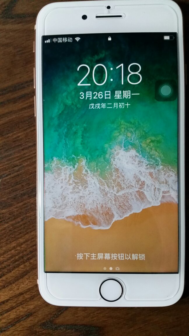 这是苹果8的膜吗,正正好,一毫米都不带多的,只能覆盖住屏幕,那两个侧边呢,这看着有多难看。