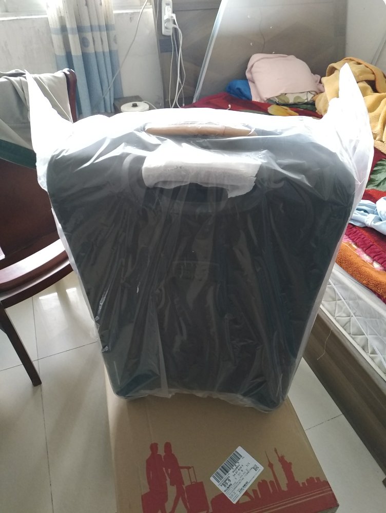 箱子比较大,做工扎实,很结实,实用,就是比较重