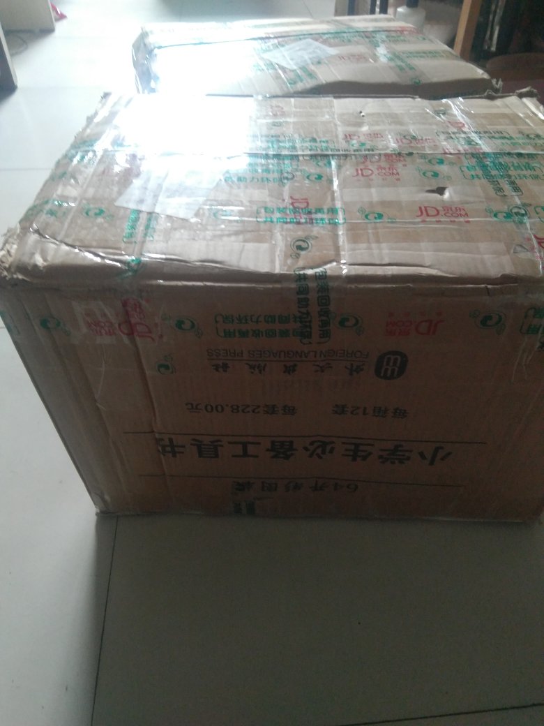二十四史,四大箱,一百二三十斤,包装很好,没有破损压褶。写到到明朝,没有清史稿。全文言文没有译文。粗略翻看了一下,觉得自己实在读不下去,不是二十多岁年龄看的。自己还是多看看演义,历史小说。真想读史书史记,资治通鉴,二十四史最后吧另外史书浩如烟海,什么内容都有,若是漫无目的去翻看,时间精力姑且不说,吸收效率也会特别差,很快就疲了,所以你最好给自己设定一个目标、一个任务,带着一个特定的目的去读书,就能做到有的放矢。读史书,目的性要非常明确,要么侧重于政治,要么侧重于人物、官职、军事、经济,每次一件任务,几遍下来,遍能吃透。