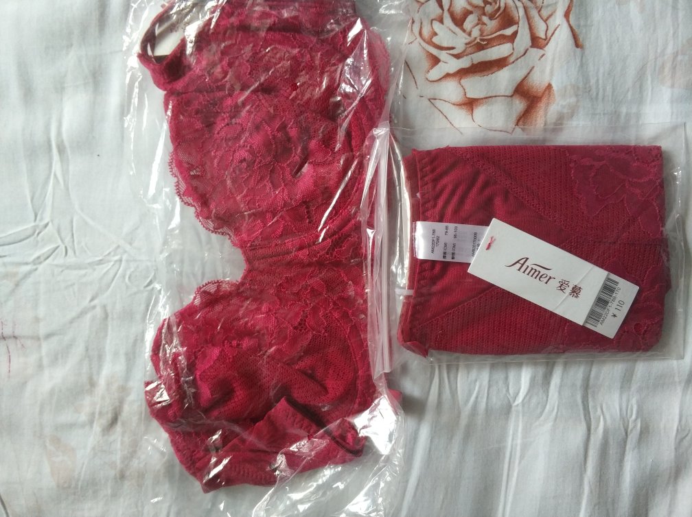 没有包装盒,塑料袋装着,如图,这是我所买的自营商品中,包装最差的一次!