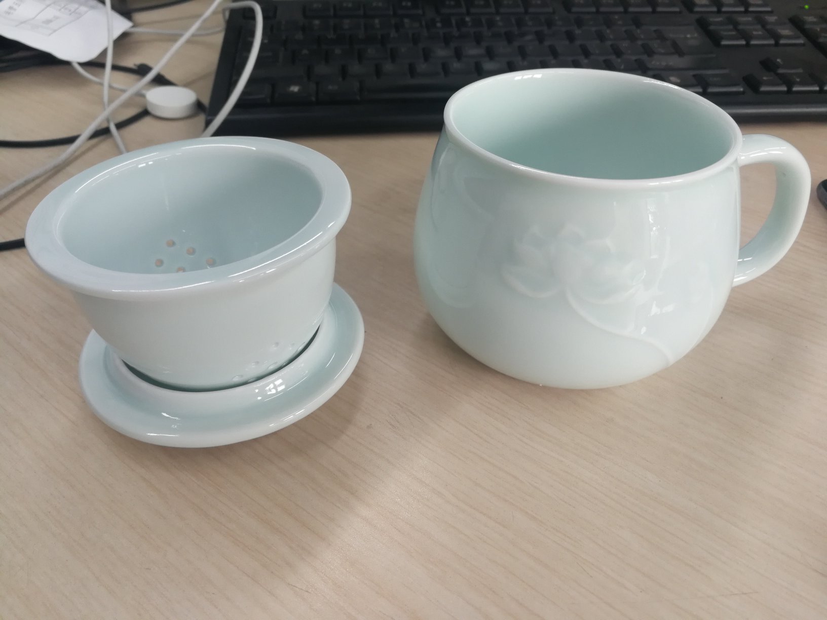 厚度适中,透光下确实漂亮。