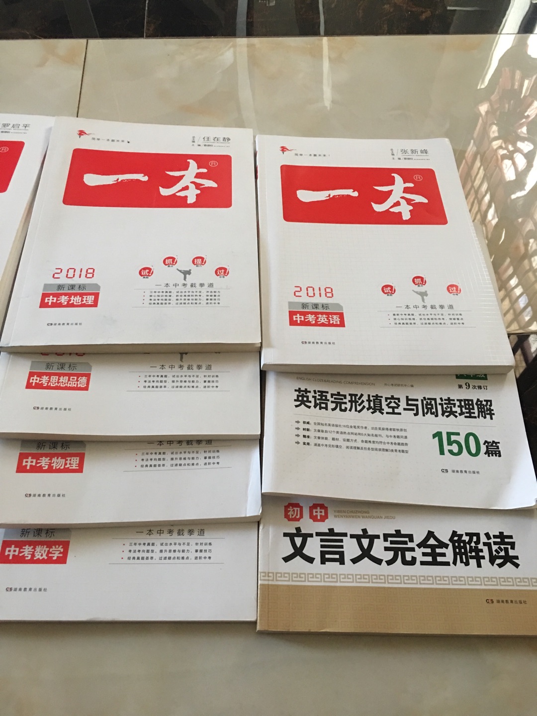 买书其实这种刁惯不一定是一个坏刁惯。长远来看,战果真正的有良好的读书刁惯的话。那么这些东西无非就是一些存货而已,就像是家里边存粮一样简单。对于一些人而言,读书这件事情和吃饭睡觉一样是每荧都必须有的。读书是一个行为,它和吃饭睡觉走路一样都是一个行为。没有必要贬低它也没有必要话它,更没有必要被这种行为本身所引申出的买书行为所捆绑起来。对于一个真正喜好读礻的人而言,不管你处于怎样的阶层上,n怎样的方式读祁都是可以的