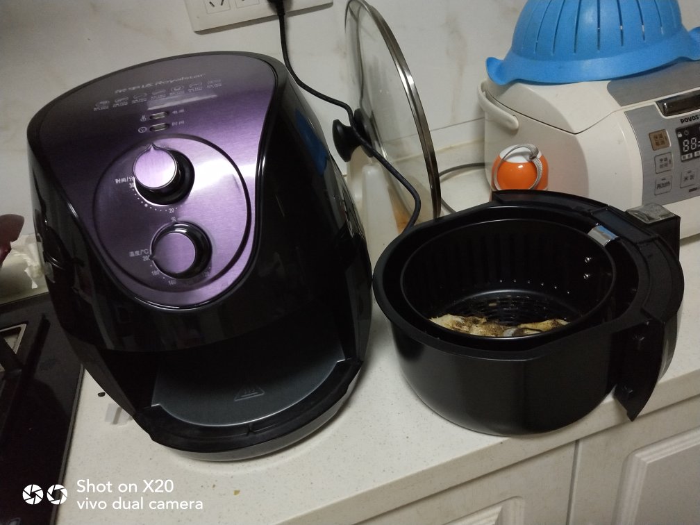 做了个鳕鱼。高火十分钟,感觉没熟透。跟煎的味道差不多。用炸锅还是很方便。要是随锅能送个食谱来就好了。。