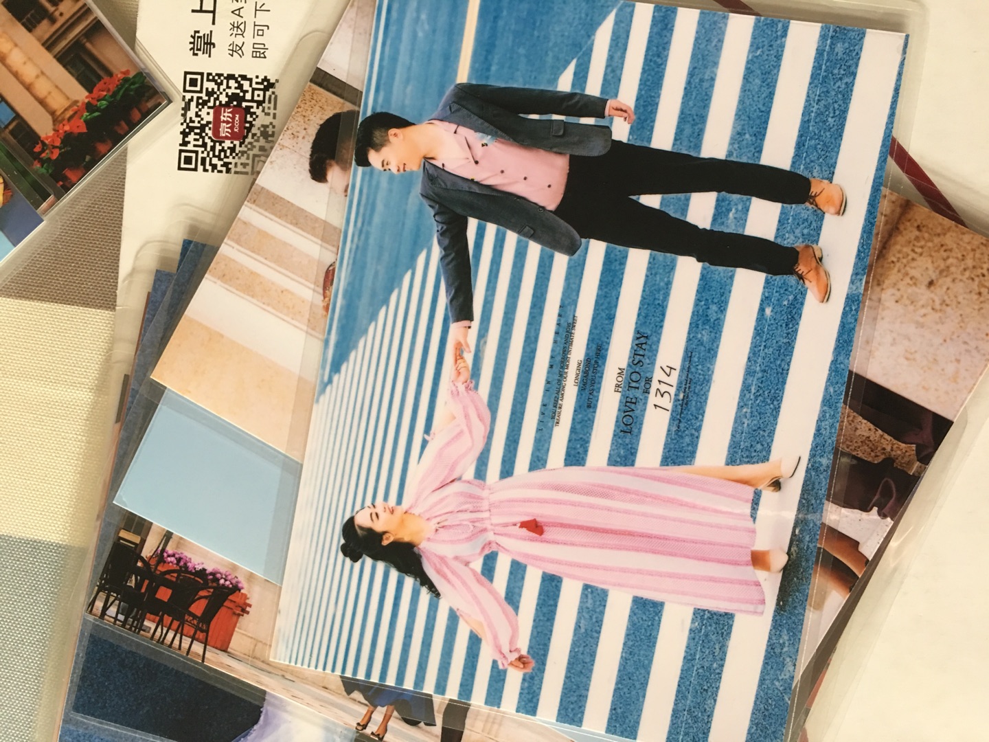 照片很清晰,色彩也很好,和原图很相近的。照片纸也不感觉薄,很值得买。一次买了好多尺寸,从下单到收货用了5天左右,塑封的看起来更好一点,很有质感,满意。