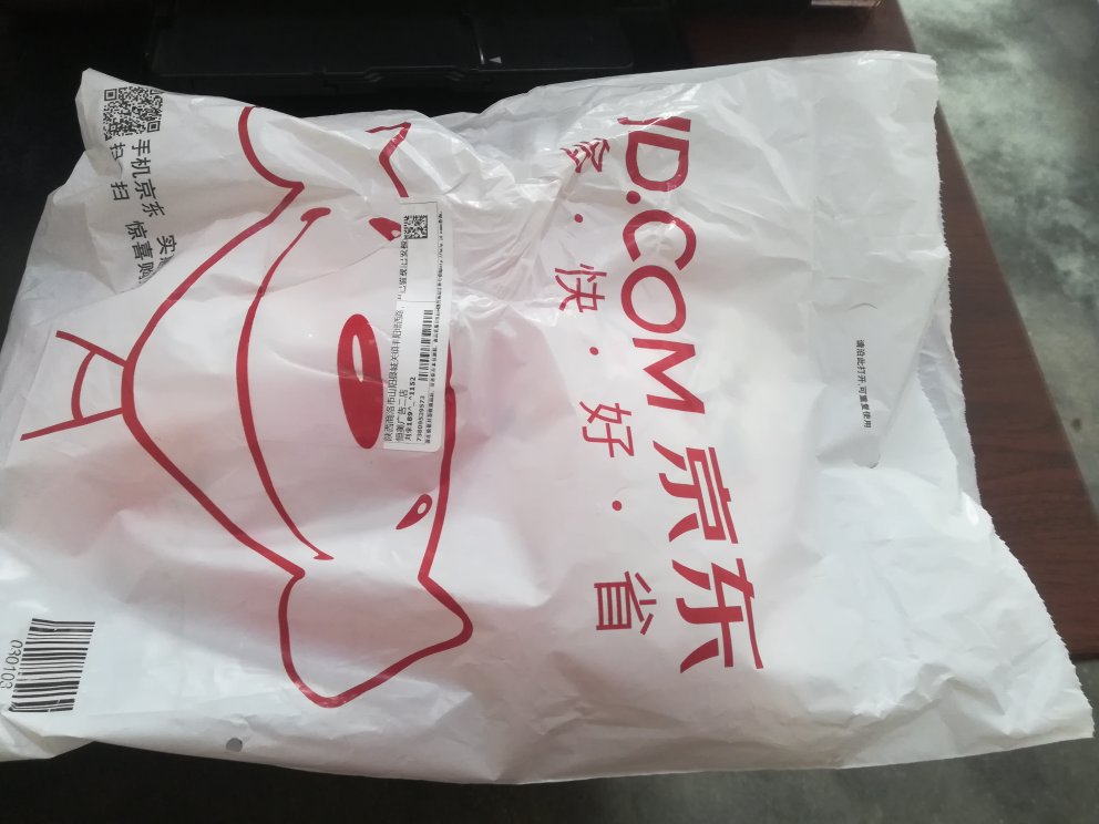 物流就是快,昨天早上下单,今天早上收货,给力!不过当我收到货看到包装第一感觉是上当了,一百多块钱的泳衣竟然连一个盒子或好一点的包装都没有,就是一个和还不如在**上购物几十元钱东西的熟料袋…???而且在看此款泳衣时和卖家想沟通一下,了解一下大小和胸垫,结果两天就等了两句话,再说话就永无音了……宝贝和网上描述一致,手感不错,下垂挺好!颜色也是我喜欢的,没试试上身效果是否合身,等出去游泳了再来追评……!