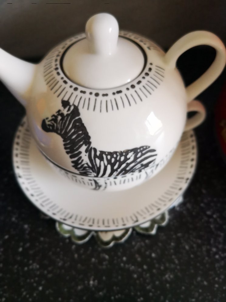 斑马的花纹是有点凸出来的,质量整体还可以的,这个壶不晓得能用来干嘛,做摆设品也是好看的,推荐购买