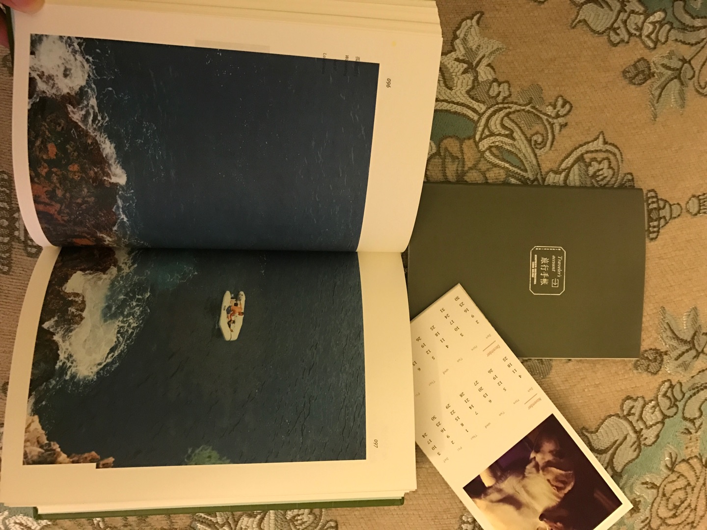 的物流挺快的,一如既往的一层塑料袋就把商品寄过来了。虽然是硬面装,但是封底的一角还是撞皱了。纸张滑滑的,散发着油墨的味道。在微博上刷到的这本书,选了这个签名版,有一个小小的年历。内容慢慢来读吧。