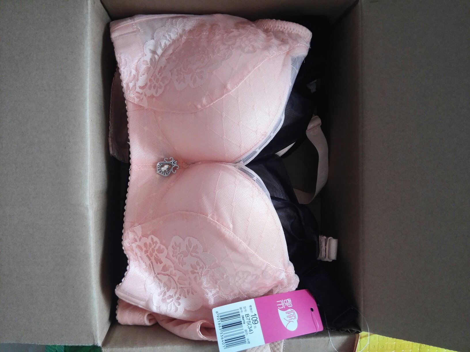 用箱包装的很好,衣服好而不贵